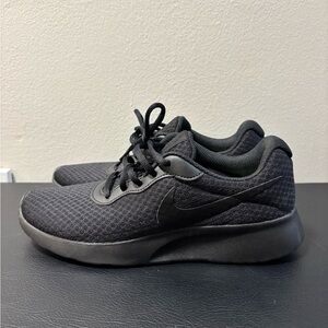 Nike Tanjun Women’s Running Shoes Black 8